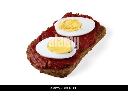 pain noir à grains entiers avec pâte de tomate étalé sur ketchup avec des tranches d'oeuf dur Banque D'Images