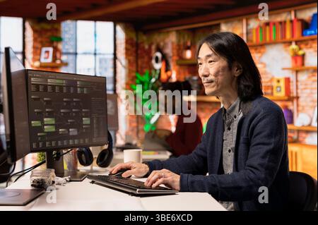 Technicien senior travaillant dans un bureau de démarrage innovant utilisant des langages de programmation pour construire l'application. Agence de développement logiciel expérimentée responsable INFORMATIQUE CTO optimisant le code sur ordinateur Banque D'Images