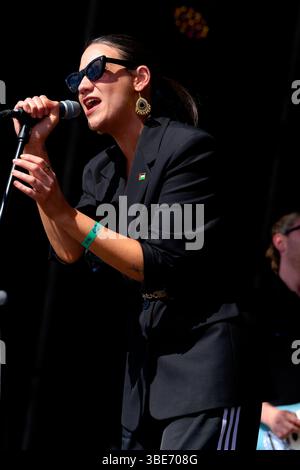 Nadine Shah jouant au Bearded Theory Festival, Catton Park, Derbyshire, Royaume-Uni, 25/05/2025, crédit : Michael Palmer/Alamy Live News Banque D'Images