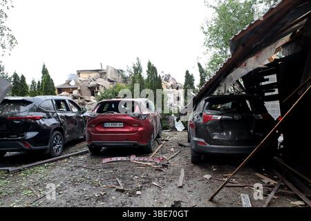 Voitures endommagées dans une attaque nocturne russe contre le village de Markhalivka, région de Kiev, Ukraine, 25 mai 2025 (photo de Volodymyr Tarasov/Ukrinform) Banque D'Images