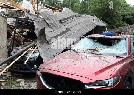 Voitures endommagées dans une attaque nocturne russe contre le village de Markhalivka, région de Kiev, Ukraine, 25 mai 2025 (photo de Volodymyr Tarasov/Ukrinform) Banque D'Images