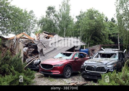 Voitures endommagées dans une attaque nocturne russe contre le village de Markhalivka, région de Kiev, Ukraine, 25 mai 2025 (photo de Volodymyr Tarasov/Ukrinform) Banque D'Images