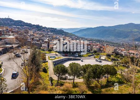 Bronte, Sicile, Italie - 17 février 2023 : vue panoramique de la ville de Bronte célèbre pour sa pistache sicilienne sur la vallée de la rivière Simeto sur le versant ouest de Mo Banque D'Images