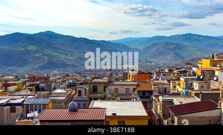 Bronte, Sicile, Italie - 17 février 2023 : vue panoramique de la ville de Bronte célèbre pour sa pistache sicilienne sur la vallée de la rivière Simeto sur le versant ouest de Mo Banque D'Images