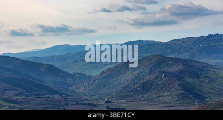 Bronte, Sicile, Italie - 17 février 2023 : vue panoramique de la vallée de la rivière Simeto avec les montagnes environnantes sur le versant ouest du volcan Etna Banque D'Images