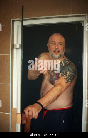 Contenu homme se relaxant dans un sauna Banque D'Images