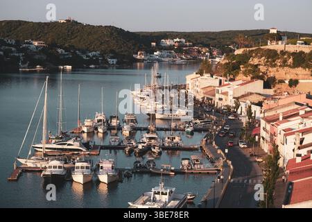 Vue sur le port de Mahón, Minorque, au coucher du soleil Banque D'Images