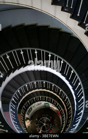 Vue intérieure de l'escalier en colimaçon dans le magasin d'occasion Humana du Frankfurter Tor à Berlin, connu pour la mode vintage et le shopping durable. Banque D'Images