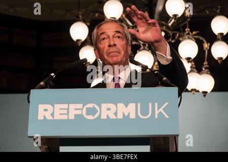 Nigel Farage prononce un discours et répond aux questions des membres de la presse lors d'une conférence de presse, décrivant les nouvelles politiques de réforme du Royaume-Uni. Banque D'Images