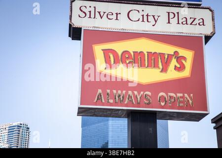LAS VEGAS, 21 AOÛT 2024 : le panneau « Always Open » de Denny domine Silver City Plaza sur le Strip de Las Vegas. Dennys est une chaîne de restaurants américaine Banque D'Images