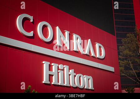 LAS VEGAS, 21 AOÛT 2024 : logos des hôtels Conrad et Hilton et resorts sur leur tour à Las Vegas, Resorts World Las vegas. Banque D'Images