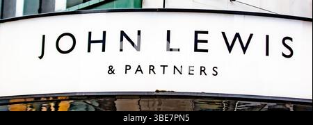 Vue rapprochée du panneau John Lewis and Partners sur un bâtiment à Londres. Banque D'Images
