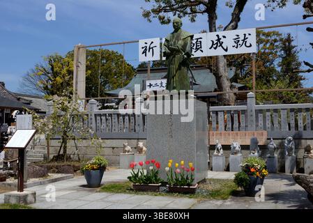 Printemps / Statue de Kuranosuke Yoshio Oishi dans le sanctuaire Ako Oishi Banque D'Images
