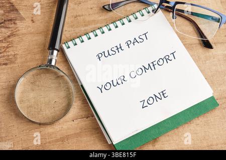 Familiarité, habitudes, découverte, défi, concept d'incertitude. LES MOTS POUSSENT AU-DELÀ DE VOTRE ZONE DE CONFORT. Banque D'Images