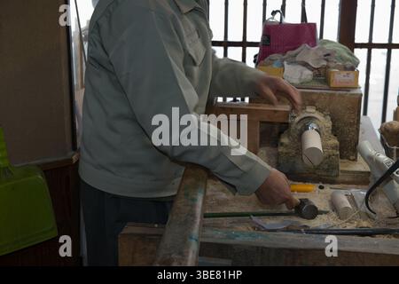 Le processus de fabrication des poupées kokeshi Banque D'Images