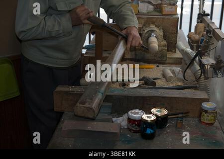 Le processus de fabrication des poupées Kokeshi Banque D'Images