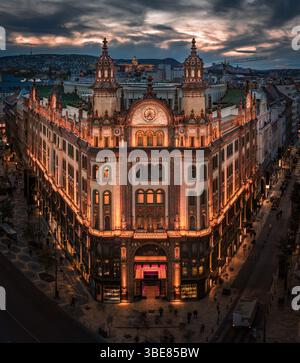 Budapest, Hongrie - vue aérienne d'un hôtel de luxe illuminé rénové Klotild Palace à Ferenciek tere après le coucher du soleil au centre-ville de Budapest Banque D'Images