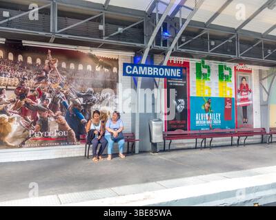 Paris, France - 12 juin 2015 : des femmes assises sur un banc attendent le prochain métro à Paris, France. Banque D'Images