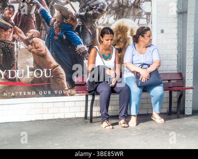 Paris, France - 12 juin 2015 : des femmes assises sur un banc attendent le prochain métro à Paris, France. Banque D'Images