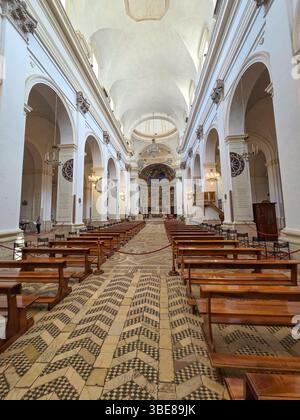 La nef centrale de la cathédrale de Spoleto, une ville médiévale dans la province de Pérouse, en Italie. Banque D'Images