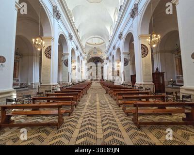 La nef centrale de la cathédrale de Spoleto, une ville médiévale dans la province de Pérouse, en Italie. Banque D'Images