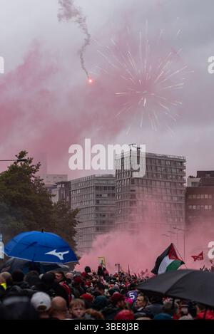 Défilé de la victoire des champions de Liverpool Football Club premier League dans la ville de Liverpool, au Royaume-Uni. Feux d'artifice, fusées éclairantes et fumée rouge au-dessus des foules Banque D'Images