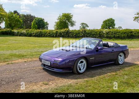 Années 1990 90 Nineties Violet Mazda RX7 Turbo T car Roadster essence 2354 cc ; 2025 Wheels Up North, événement de culture automobile, classique modifié, voiture de sport et événement de supercar, Longridge, Angleterre, Royaume-Uni Banque D'Images