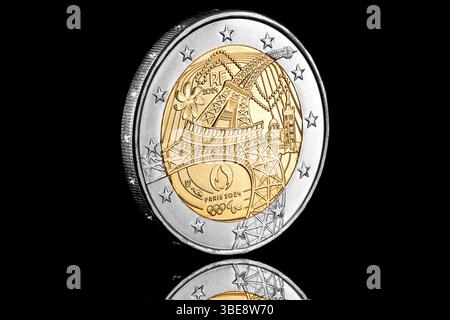 Pièce de 2 euros émise en 2024 pour commémorer les Jeux Olympiques de Paris. L'image inversée montre une Tour Eiffel déformée Banque D'Images