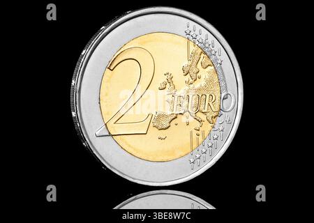 Pièce de 2 euros émise en 2024 pour commémorer les Jeux Olympiques de Paris. L'image inversée montre une Tour Eiffel déformée Banque D'Images