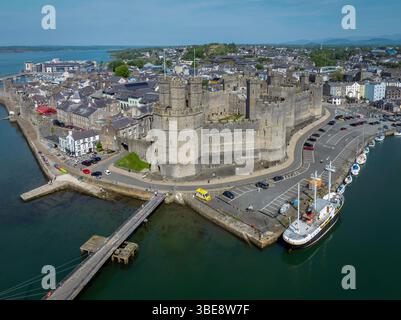 Editorial Caernarfon, Royaume-Uni - 30 avril 2025 vue par drone du château de Caernarfon, une forteresse médiévale à Gwynedd, dans le nord du pays de Galles Banque D'Images