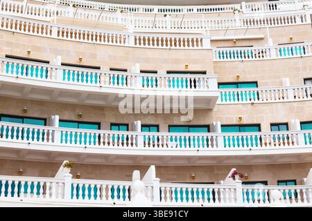 Immeuble de grande hauteur avec terrasses et balcons avec balustrades sur eux. Banque D'Images