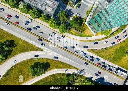 Vue aérienne de haut en bas sur l'autoroute de la ville à Munich Banque D'Images