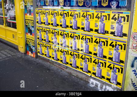 Lost Mary 4 in 1 vape pod kit publicité le 7 mai 2025 à Londres, Royaume-Uni. Le vapotage est souvent considéré comme une alternative sûre ou plus sûre au tabagisme. Il est également relativement nouveau sur le marché, ne frappant que le courant dominant au cours de la dernière décennie environ. Banque D'Images