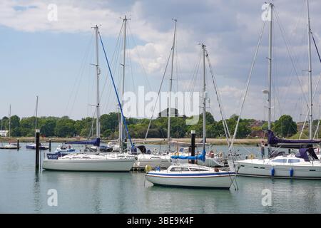 Voiliers et yachts amarrés sur la rivière Hamble à Bursledon, Hampshire Angleterre 9 mai 2025 Banque D'Images