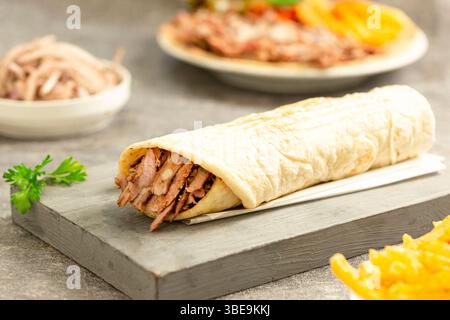 Shawarma Wrap avec oignons et salade d'accompagnement – authentique Wrap du moyen-Orient Banque D'Images