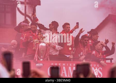 Défilé de la victoire des champions de Liverpool Football Club premier League dans la ville de Liverpool, au Royaume-Uni. Joueurs sur le bus à toit ouvert avec le trophée PL Banque D'Images