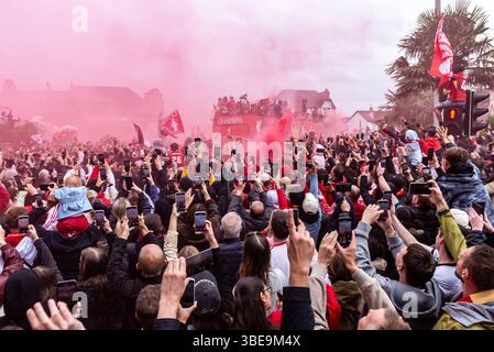 Défilé de la victoire des champions de Liverpool Football Club premier League dans la ville de Liverpool, au Royaume-Uni. Départ d'Allerton Maze, dans Queens Drive Banque D'Images