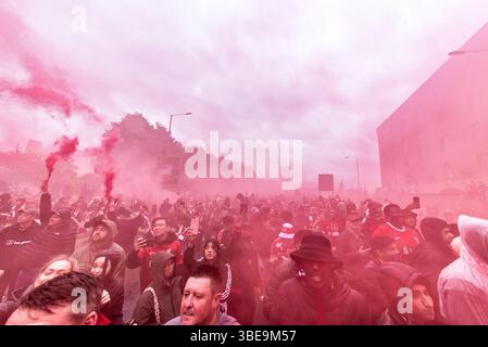 Défilé de la victoire des champions de Liverpool Football Club premier League dans la ville de Liverpool, au Royaume-Uni. Foules qui attendent dans la zone de Wapping Quay en fumée Banque D'Images