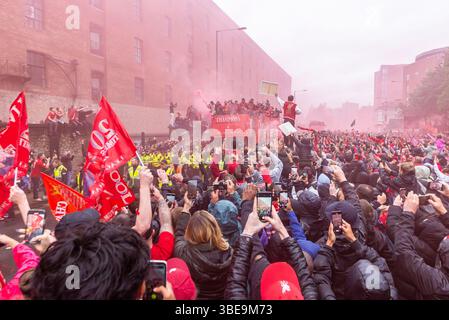Défilé de la victoire des champions de Liverpool Football Club premier League dans la ville de Liverpool, au Royaume-Uni. Autobus à toit ouvert avec équipe et fans dans la zone de Wapping Dock Banque D'Images