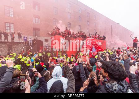 Défilé de la victoire des champions de Liverpool Football Club premier League dans la ville de Liverpool, au Royaume-Uni. Autobus à toit ouvert avec équipe et fans dans la zone de Wapping Dock Banque D'Images
