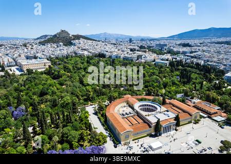 Vue aérienne du manoir Zappeion et du jardin national à Athènes, Grèce, avec le mont Lycabette et le paysage urbain de la ville en arrière-plan Banque D'Images