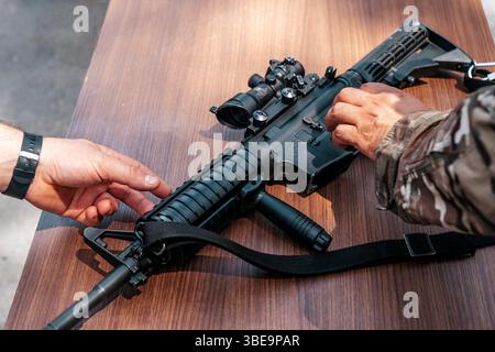 Dallas, États-Unis - 25 mai 2025 : fusil d'assaut tactique M4A1 avec portée. Vue rapprochée. Photo de haute qualité Banque D'Images