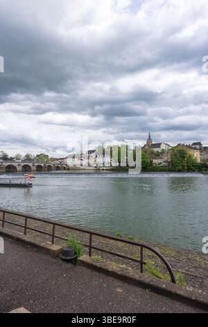 Vue panoramique de la ville grise, reflétant sur la rivière Saône sous ciel nuageux dans la région Bourgogne Franche Comte, France Banque D'Images