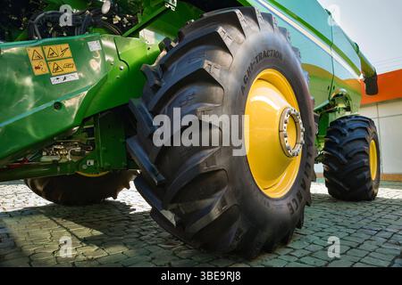 Grande moissonneuse-batteuse agricole John Deere, avec pneus arrière robustes, châssis en métal vert et jaune Banque D'Images