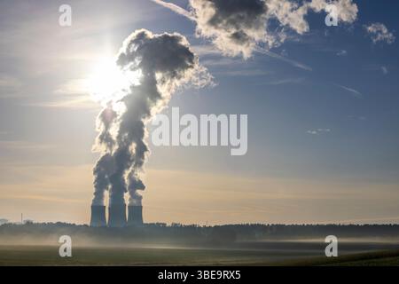 La centrale nucléaire de Temelin dégage de gros panaches de vapeur près de Driten, en Tchéquie, par un matin brumeux Banque D'Images