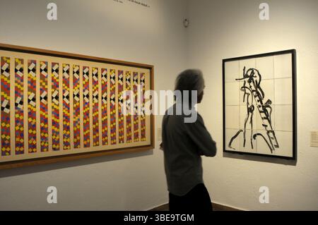 fundacio Miró , Montjuic exposicion Miró y Matisse . Publico mirando atentamente las obras del museo. Henri Matisse ; Barcelone, España, artistas contemporaneos, arte contemporaneo, Francia, Joan Miro, Matisse, Banque D'Images