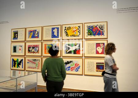 fundacio Miró , Montjuic exposicion Miró y Matisse . Publico mirando atentamente las obras del museo. Henri Matisse ; Barcelone, España, artistas contemporaneos, arte contemporaneo, Francia, Joan Miro, Matisse, Banque D'Images