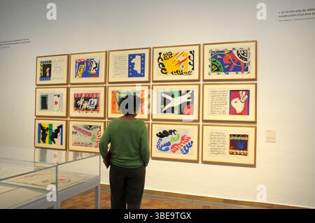 fundacio Miró , Montjuic exposicion Miró y Matisse . Publico mirando atentamente las obras del museo. Banque D'Images