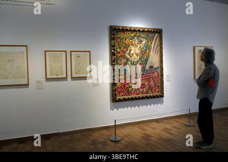 fundacio Miró , Montjuic exposicion Miró y Matisse . Publico mirando atentamente las obras del museo. Henri Matisse ; Barcelone, España, artistas contemporaneos, arte contemporaneo, Francia, Joan Miro, Matisse, Banque D'Images