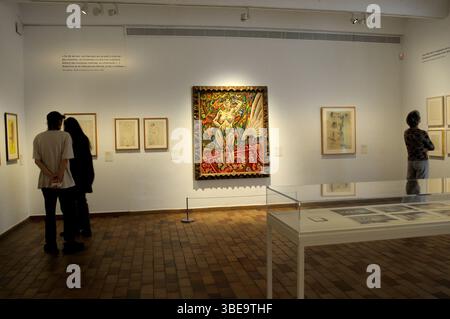 fundacio Miró , Montjuic exposicion Miró y Matisse . Publico mirando atentamente las obras del museo. Henri Matisse ; Barcelone, España, artistas contemporaneos, arte contemporaneo, Francia, Joan Miro, Matisse, Banque D'Images